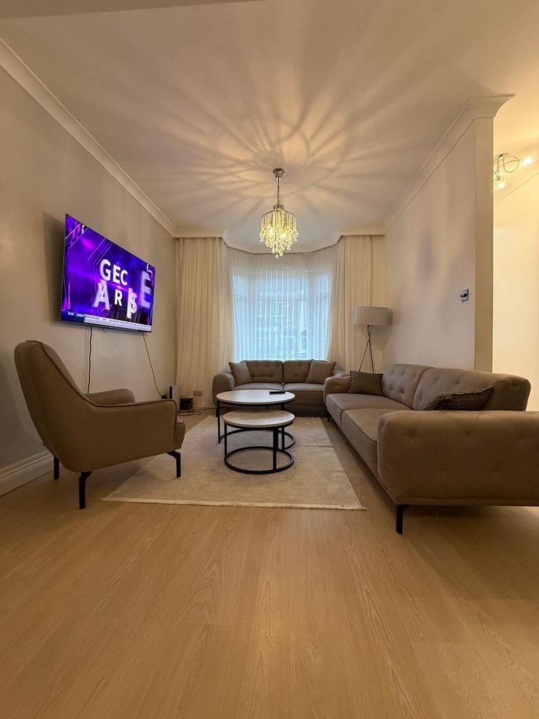 2 bed terraced house to rent Lancaster Road, Lond