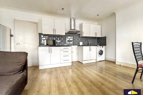 3 bedroom flat to rent, 10 Manor Park Parade, London, SE13