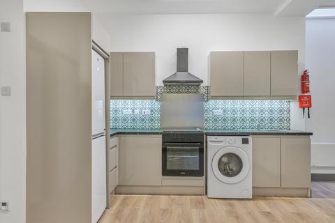 Studio to rent, Clapham Park Road, London, SW4