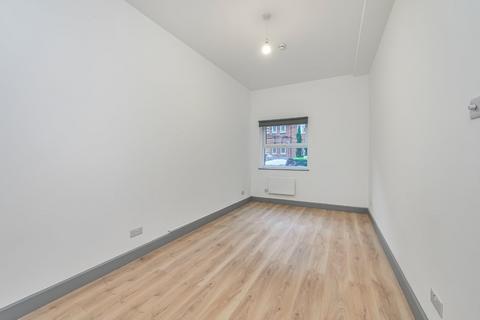 Studio to rent, Clapham Park Road, London, SW4