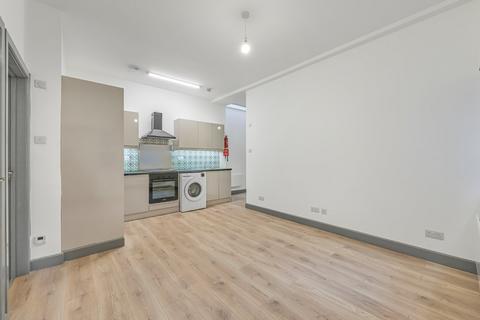 Studio to rent, Clapham Park Road, London, SW4