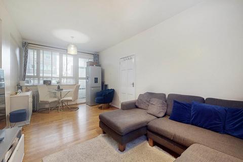 2 bedroom flat for sale, Spacious 2-Bedroom Flat with Balcony 675 sq ft Berry House, Dagnall Street, SW11 5DL B