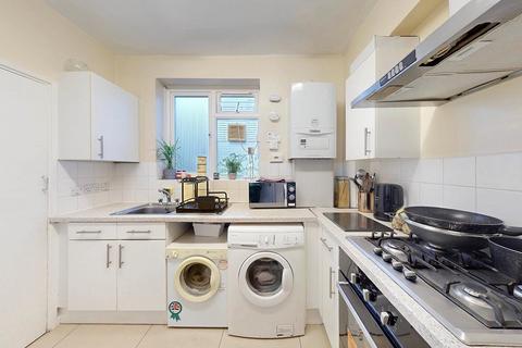 2 bedroom flat for sale, Spacious 2-Bedroom Flat with Balcony 675 sq ft Berry House, Dagnall Street, SW11 5DL B