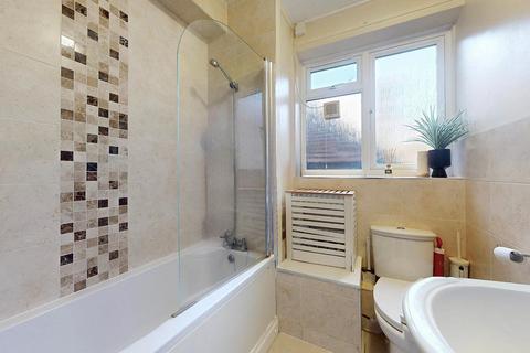 2 bedroom flat for sale, Spacious 2-Bedroom Flat with Balcony 675 sq ft Berry House, Dagnall Street, SW11 5DL B