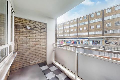 Spacious 2-Bedroom Flat with Balcony 675 sq ft Berry House, Dagnall Street, SW11 5DL B