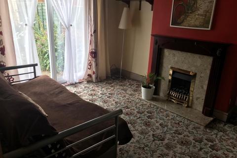 3 bedroom semi-detached house to rent, Hugh Road, Smethwick