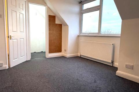 3 bedroom flat to rent, Stonecot Hill