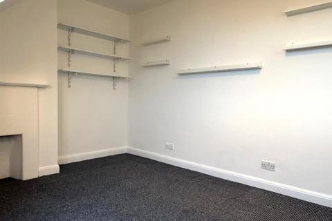 3 bedroom flat to rent, Stonecot Hill