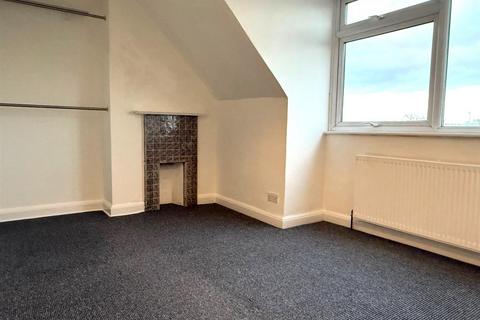 3 bedroom flat to rent, Stonecot Hill