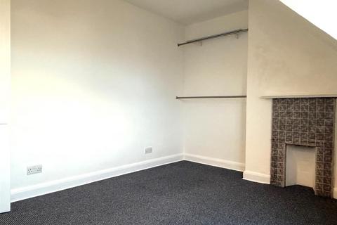 3 bedroom flat to rent, Stonecot Hill