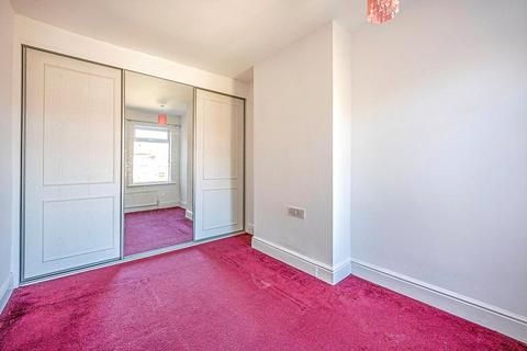 3 bedroom terraced house to rent, Albany Road, South Yorkshire DN4