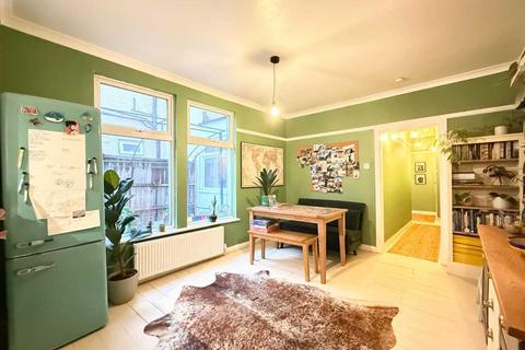 2 bedroom apartment for sale, Westcliff on Sea SS0