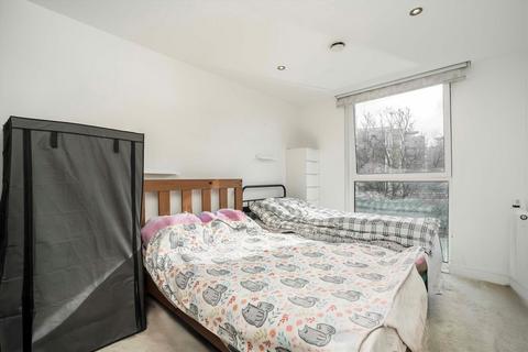 3 bedroom flat to rent, Seager Place, London SE8