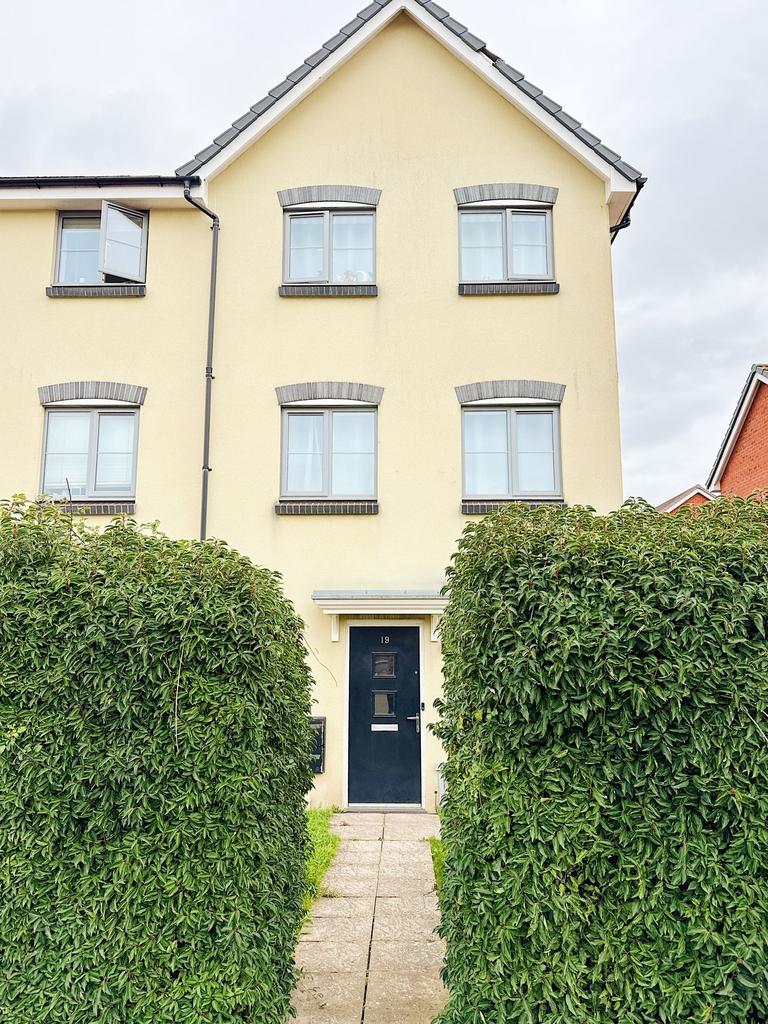 Well-kept modern townhouse with a neat paved pa...