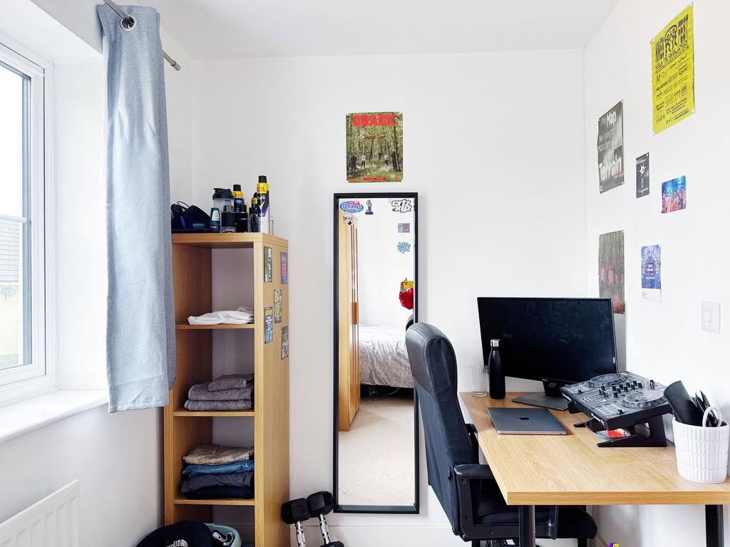 Bright, tidy single bedroom with a desk workspa...