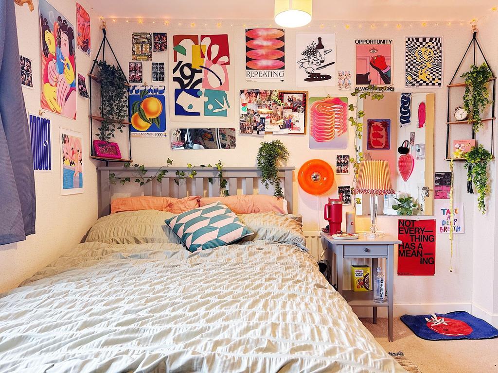Bright, characterful bedroom with a comfy doubl...