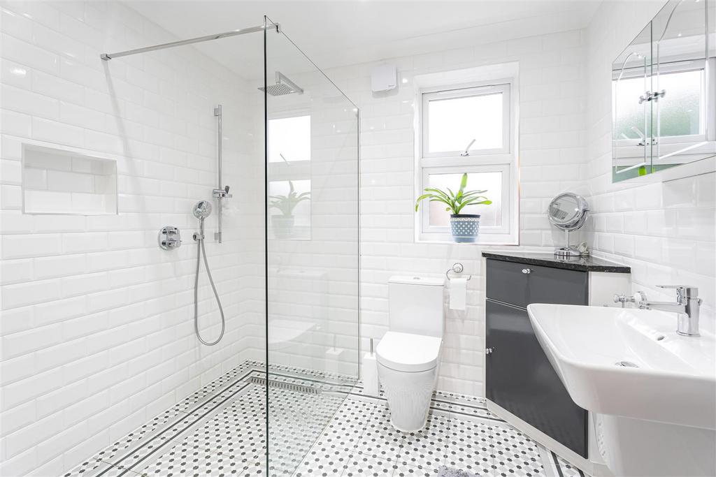 Ensuite to main principle bedroom