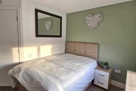 1 bedroom in a house share to rent, Room to Rent on Queens Road East, Beeston, Nottingham