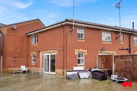 2 bedroom house to rent, Hyacinth Close, Ilford IG1