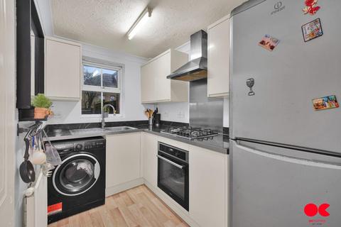 2 bedroom house to rent, Hyacinth Close, Ilford IG1