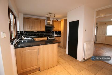 3 bedroom semi-detached house to rent, Guildford Road, Colchester, CO1