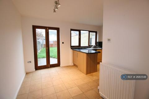 3 bedroom semi-detached house to rent, Guildford Road, Colchester, CO1