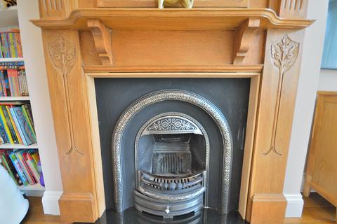 1 bedroom ground floor flat for sale, Fox Lane, Palmers Green, London. N13