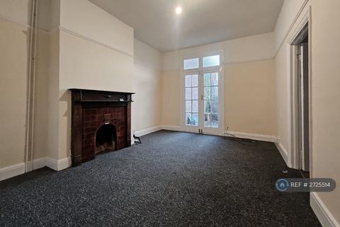 4 bedroom maisonette to rent, Corringham Road, Stanford-Le-Hope, SS17