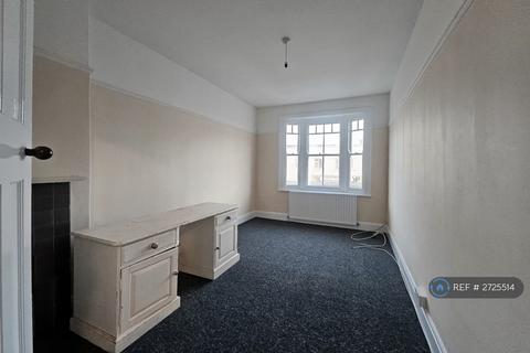 4 bedroom maisonette to rent, Corringham Road, Stanford-Le-Hope, SS17