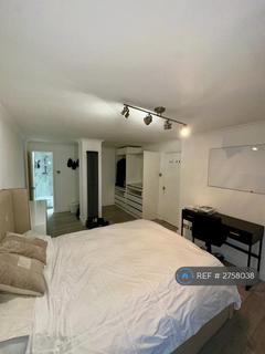 1 bedroom in a flat share to rent, The Highway, London, E1W