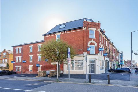 2 bedroom flat for sale, Gibbon Road, Kingston Upon Thames KT2