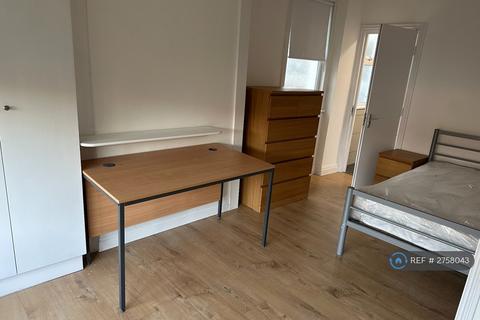 1 bedroom in a house share to rent, Cowley Road, Ilford, IG1