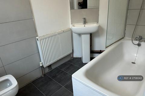 1 bedroom in a house share to rent, Cowley Road, Ilford, IG1