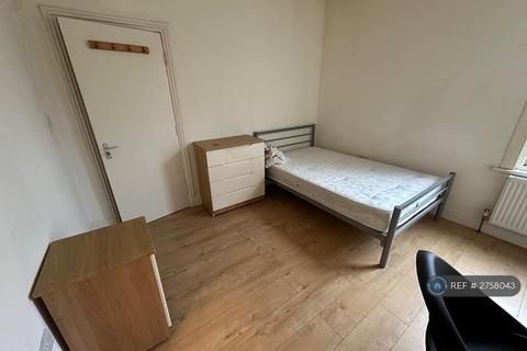 1 bedroom in a house share to rent, Cowley Road, Ilford, IG1