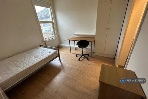 1 bedroom in a house share to rent, Cowley Road, Ilford, IG1