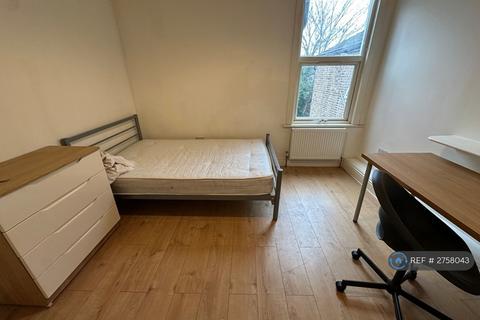 1 bedroom in a house share to rent, Cowley Road, Ilford, IG1
