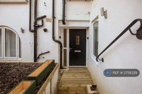 undefined, Portsmouth Rd, Kingston Upon Thames, KT1