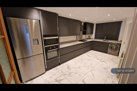3 bedroom terraced house to rent, Gleneagles Walk, Leicester, LE4