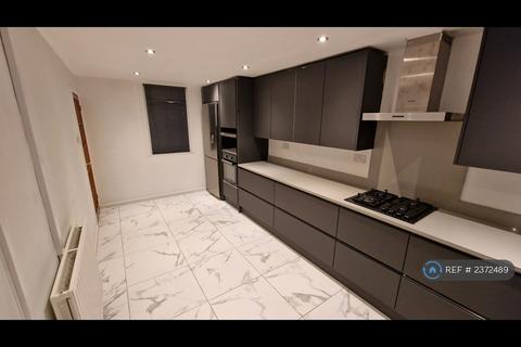 3 bedroom terraced house to rent, Gleneagles Walk, Leicester, LE4