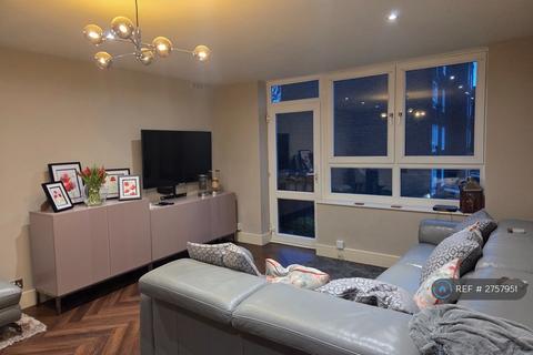 1 bedroom in a flat share to rent, Braemar, London, SW15