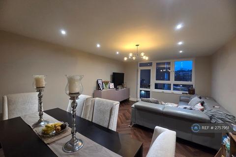 1 bedroom in a flat share to rent, Braemar, London, SW15
