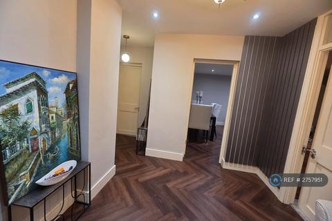 1 bedroom in a flat share to rent, Braemar, London, SW15
