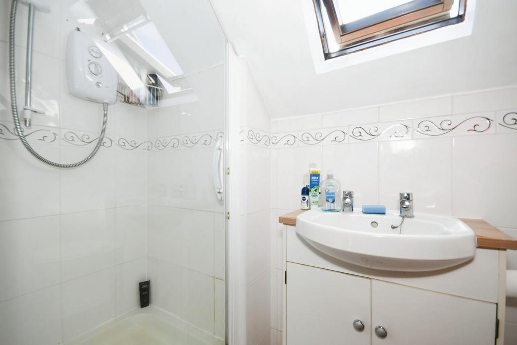 Flat 5   bathroom 01.jpg