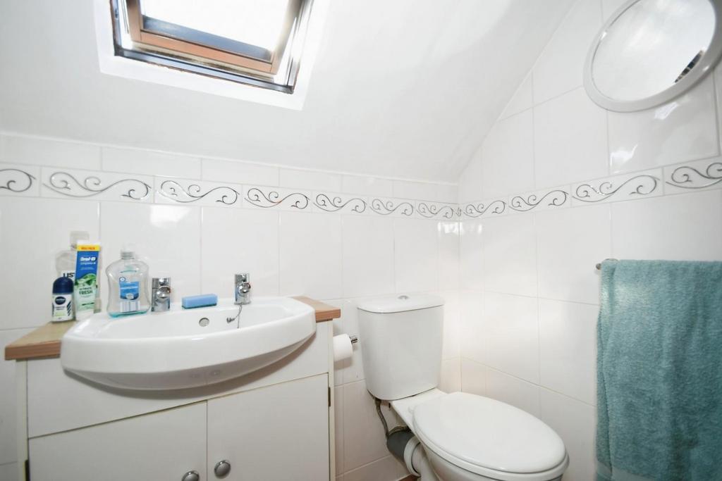 Flat 5   bathroom 02.jpg