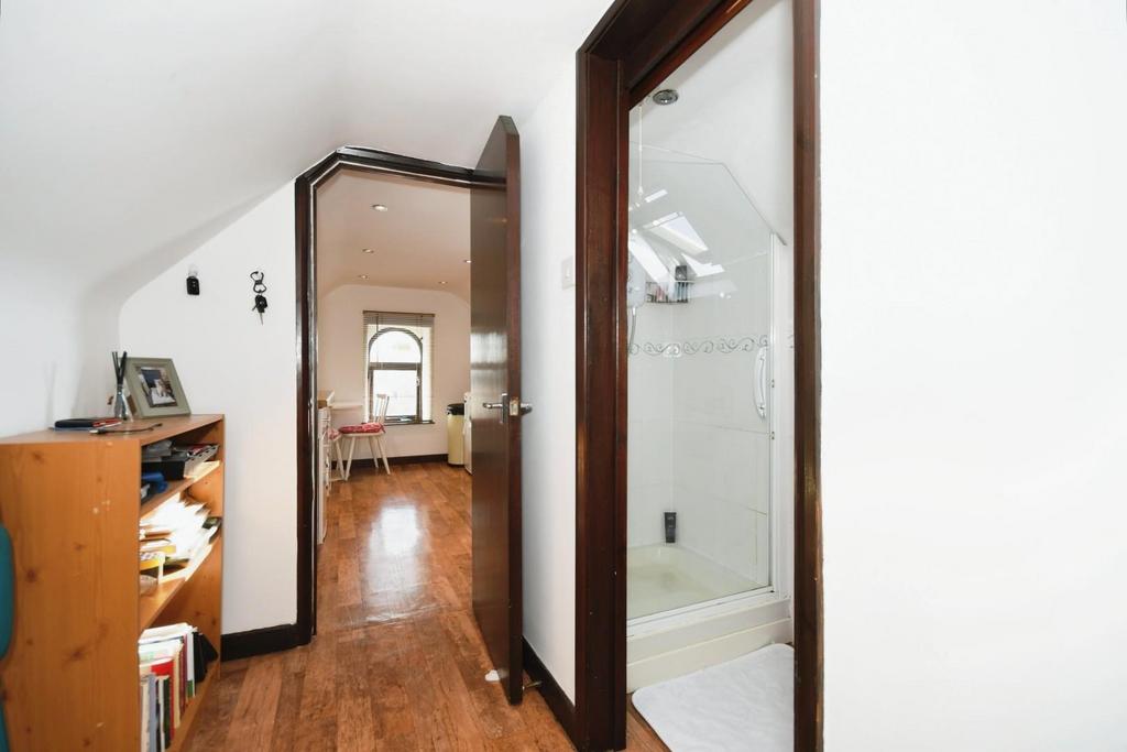 Flat 5   hall.jpg