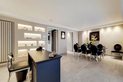 4 bedroom terraced house to rent, Court Close, St. Johns Wood Park, NW8