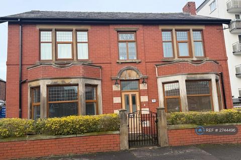 2 bedroom flat to rent, The Crescent, Chorley, PR7