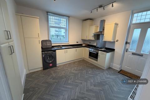 2 bedroom flat to rent, The Crescent, Chorley, PR7