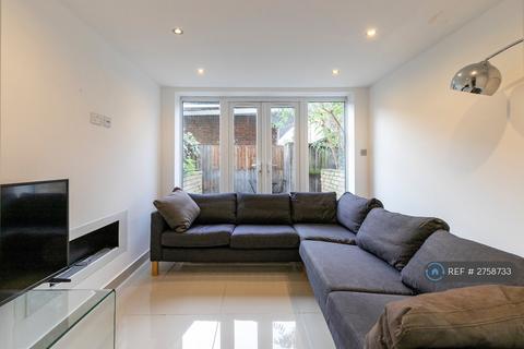 4 bedroom terraced house to rent, Walton Close, London, SW8