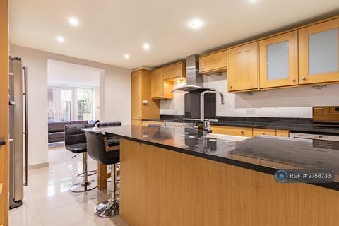 4 bedroom terraced house to rent, Walton Close, London, SW8